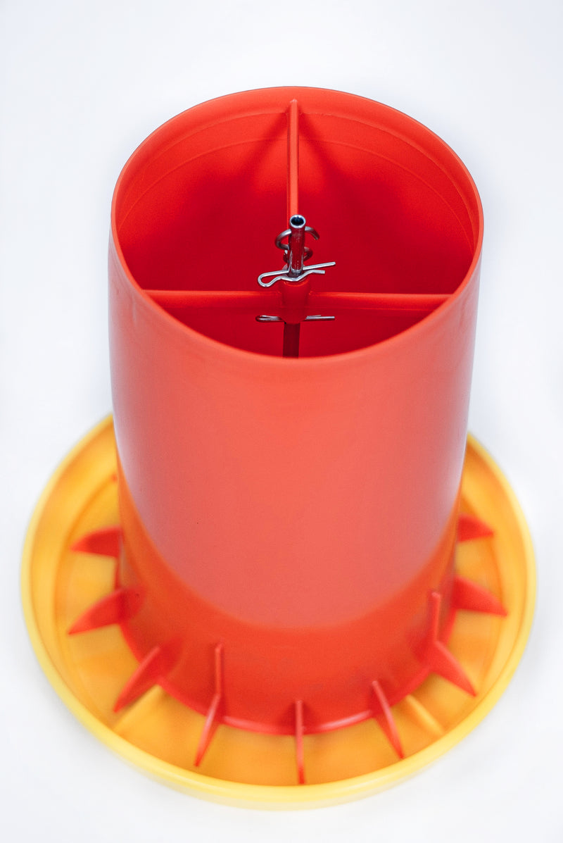 Comedero cilíndrico de plastico con capacidad de 12 kg color naranja para pollitos, pollos y gallinas